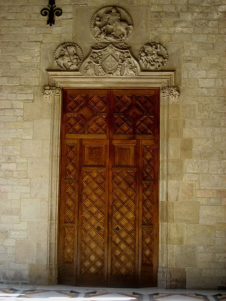 File:Entrada a la antesala de la Presidencia.jpg