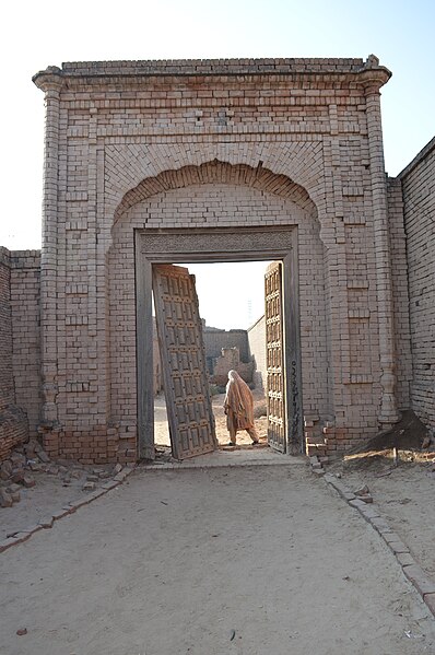 File:Entrance to living area -Derawar Fort.jpg