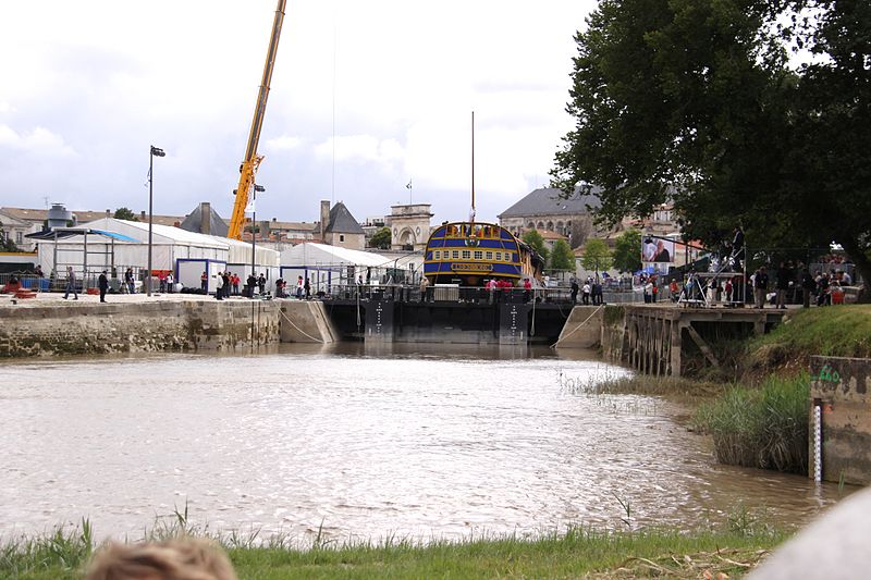 File:Fête de la sortie sur la Charente de la coque de la frégate L' Hermione (3).JPG