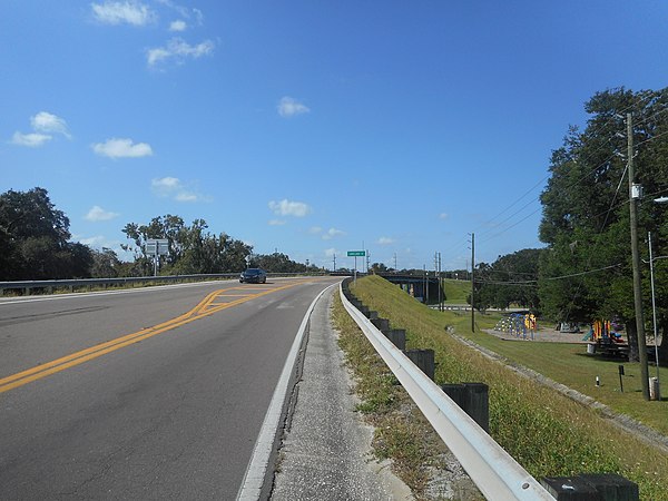 Southbound SR 33 in Polk City approaching a bridge over the Auburndale TECO Trail.