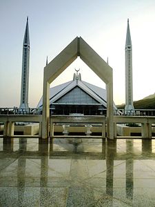 "Faisal_Mosque_Islamabad_04" by User:Sajjad Haider streetpainter