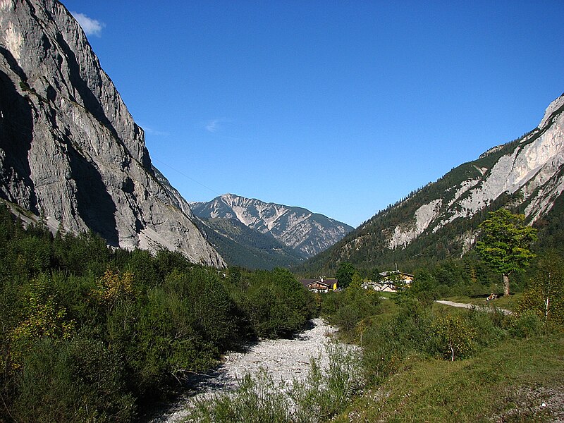 File:Falzthurnbach im Karwendel.jpg