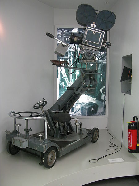 File:Filmkamera mit Dolly im Filmmuseum Berlin.JPG