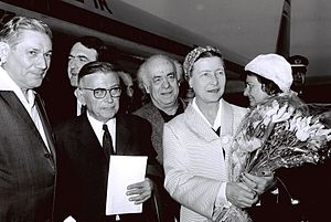 Flickr - Government Press Office (GPO) - Jean Paul Sartre and Simone De Beauvoir welcomed by Avraham Shlonsky and Leah Goldberg.jpg