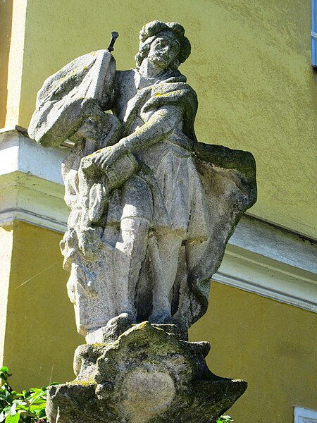 File:Fojtství se sochou sv. Floriána (Vidnava) socha.JPG