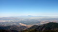 Pohled na San Bernardino Valley ze San Bernardino Mountains. V dáli jsou vidět Santa Ana Mountains.