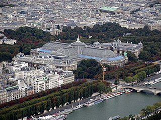 Vista del conjunto monumental formado por el Grand Palais, el Petit Palais y el Puente Alejandro III, desde la torre Eiffel.