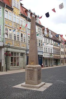 Nachbildung der Kursächsischen Ganzmeilensäule auf erhöhtem Sockel in der Marktstraße