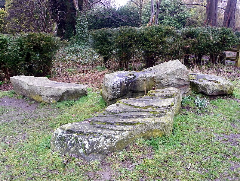 File:GOC Leagrave to Harpenden 026 River Lea stones (8553324771).jpg