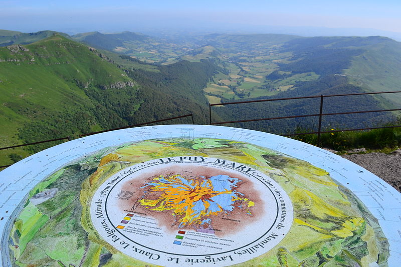 File:GR 4 on Puy Mary.jpg