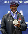 Ο Garrett Hines επιδεικνύει το ασημένιο μετάλλιο που κέρδισε στους Χειμερινούς Ολυμπιακούς Αγώνες το 2002 του Salt Lake City στο έλκηθρο τεσσάρων ανδρών.