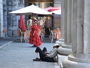 Sotto il pronao del Teatro Carlo Felice