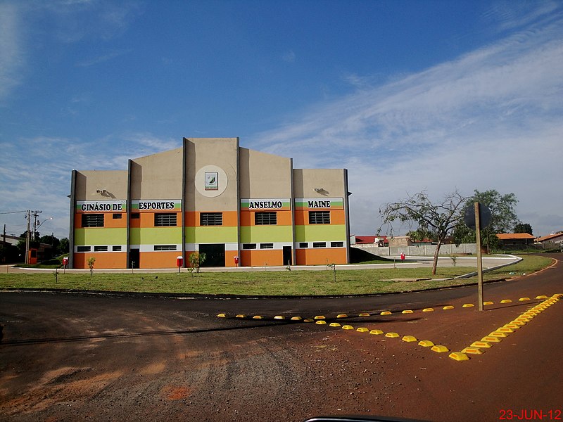 File:Ginásio de Esportes Anselomo Mainé na entrada da cidade de Motuca - panoramio.jpg