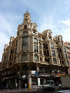 N.º 16, edificio construido entre/built between 1914–1916. Fachada de estilo moderno francés con torre neobarroca / Modern French style facade with neo-baroque tower