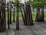 Die Skulptur Gruppenfigur 70fach von Schang Hutter steht in Freiburg im Breisgau in der Sautierstraße vor der Kantine der Oberfinanzdirektion