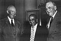 Suhrawardy (centro) con el presidente de EE. UU. Dwight D. Eisenhower y el secretario de Estado John Foster Dulles en la Casa Blanca el 6 de Julio de 1957/Suhrawardy (center) with US President Dwight D. Eisenhower and Secretary of State John Foster Dulles at the White House on July 6, 1957/Suhrawardy (ċentru) mal-President Amerikan Dwight D. Eisenhower u s-Segretarju tal-Istat John Foster Dulles fil-White House fis-6 ta' Lulju, 1957