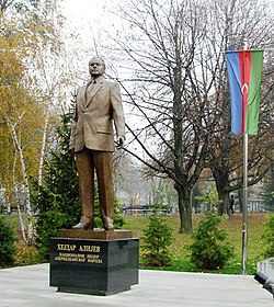 Belqradın Taşmaydan parkında ucaldılmış Heydər Əliyev abidəsi
