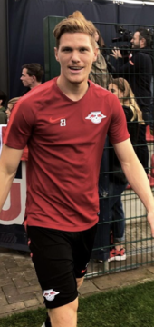 Halstenberg pictured at the club's training centre in October 2018. Halstenberg im Trainings-Trikot von RB Leipzig 2018-19.png