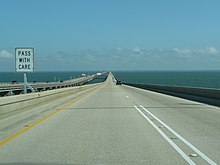 Směr na sever po jezeře Pontchartrain Causeway.jpg