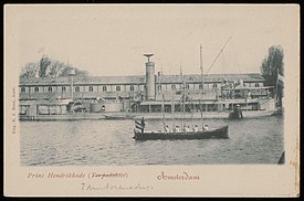 Het Oosterdok met een oorlogsschip voorzien van zwaar geschut voor de wal bij het Laut-etablissement, Afb PBKD00201000009.jpg