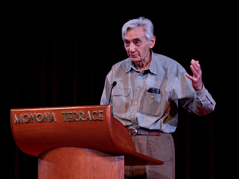 File:Howard Zinn at lectern.jpg