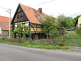 Čeština: Hrázděný dům v Hrušovce. Okres Litoměřice, České republika. English: Timbered frame building in Hrušovka village, Litoměřice District, Czech Republic.