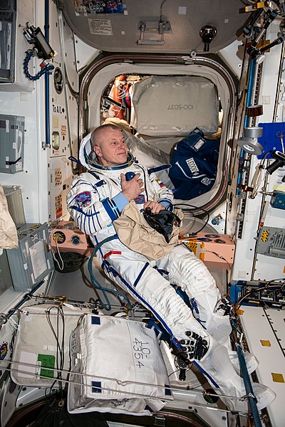 File:ISS-65 Oleg Novitskiy tries on the Sokol launch and entry suit (1).jpg