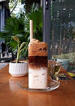 Миниатюра для Файл:Iced Bạc Xỉu served in tall glass on the table in tha cafe, Danang city, 2023.jpg