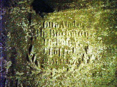 Eingemeißelte Inschrift an einer Mauer der Burg Grafendahn[4]
