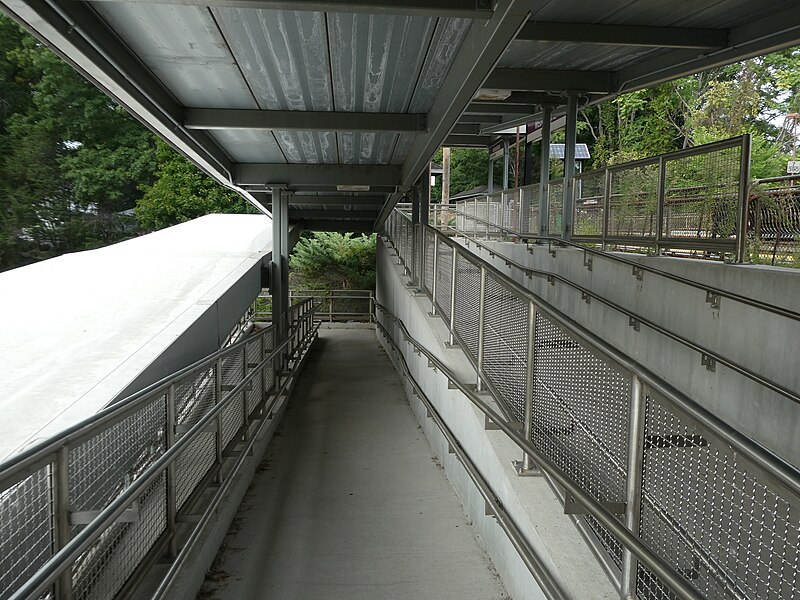 File:Inside the inbound ramp at Wedgemere station (2), September 2022.JPG