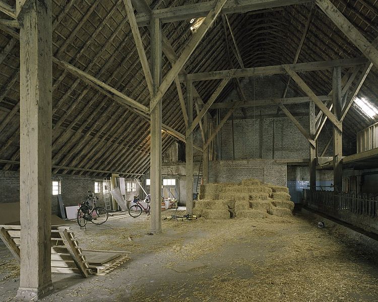 File:Interieur, overzicht van de deel met gebintstellen - Peest - 20390546 - RCE.jpg