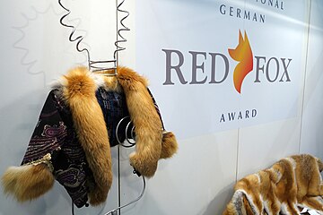 „International German Red Fox Award 2014“. Jacke aus Rotfuchsfellen und Stoff. Entwurf und Realisation: Anika Thomas, Firma Meinelt