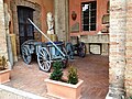 Interno dell'atrio del Palazzo Comunale: in primo piano, un carro per i rifornimenti risalente alla prima guerra mondiale.