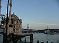 オルタキョイ・モスクと夕暮れのボスポラス海峡（イスタンブール）