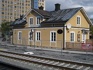Jakobsbergs gamla stationshus, som byggdes 1876, ligger precis mitt emot pendeltågets perrong. Foto oktober 2016.
