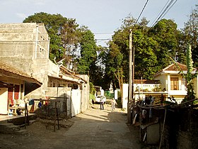 Jalan Jayagiri III (3. Jayagiri-Straße).Im Hintergrund das Grabmal[117]