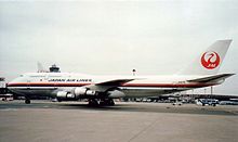 Ein Flugzeug der Boeing 747-100SR, das auf dem Asphalt rollt