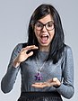 Una mujer sonriente con una sudadera blanca con gafas.