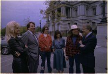 Willie Nelson (2. v. r.) mit seiner damaligen Ehefrau Connie Koepke (links) sowie Jessi Colter (3. v. r.) unterhalten sich mit dem US-Präsidenten Jimmy Carter (1978)