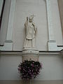 Статуя Святого Папи Івана Павла II праворуч від входу до собору