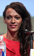 Judith Shekoni interprète Joanne Collins.