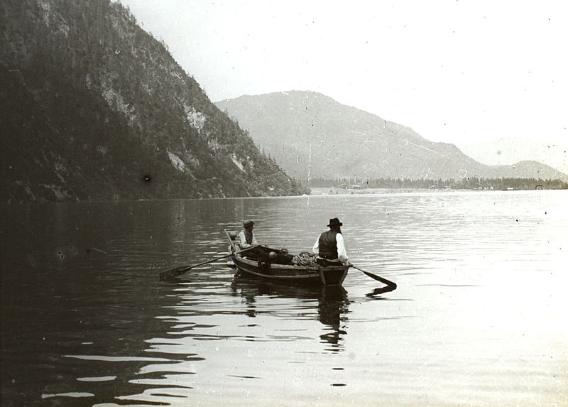 File:July 1903 - Fishermen on Achensee.JPG