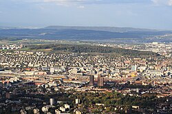 Näkymä Uetlibergiltä Zürichin kaupungin yli pohjoiseen Klotenin suuntaan.