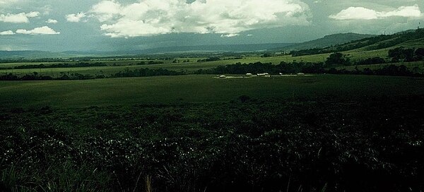 Panorama de La Gran Sabana desde la carretera de Santa Elena de Uairén, unos 200 km antes de dicha ciudad. Puede verse el caserío pemón de San Rafael de Kamoirán en primer término. Fecha: 24-12-1979