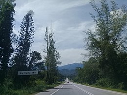 Papan tanda Kampung Sumpitan dari jalan raya persekutuan Malaysia, Laluan 76.