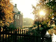 Kasteel Aldendriel in de herfst. Omringd door een dubbele gracht.