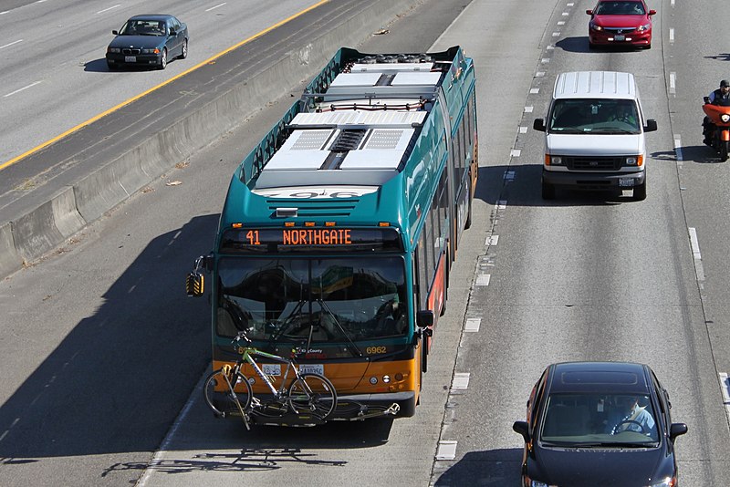 File:King County Metro 6962 in the I-5 express lanes (19596904279).jpg