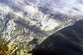 أفاتشينسكي (المركز، أقرب ساحل) كما يرى من الفضاء.