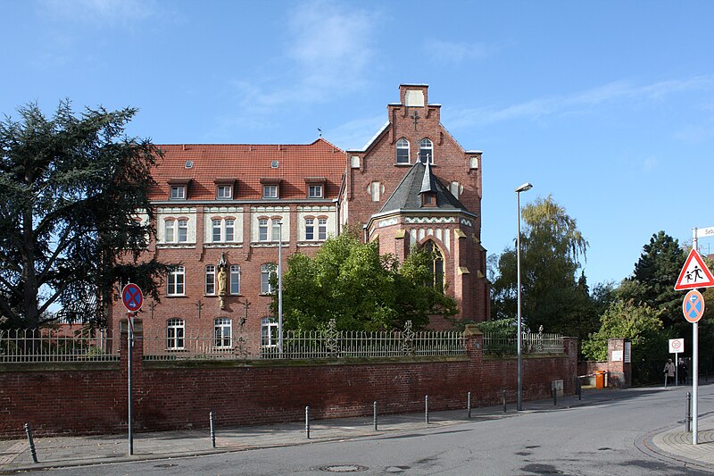 File:Krankenhaus Sankt Agatha Alttrakt und Kapelle Köln-Niehl.JPG