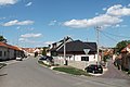 Kuchařovice, křižovatka u sloupu (2017-08-05; 01).jpg